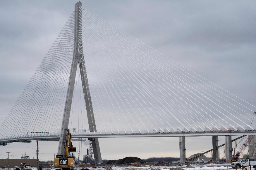 고디 하우 국제교의 디트로이트 측 모습.jpg