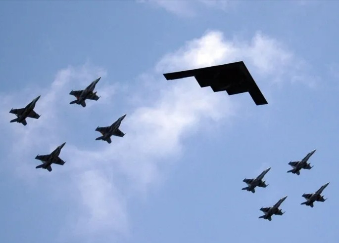 미 공군의 B-2 스피릿(Spirit) 스텔스 전략폭격기.jpg