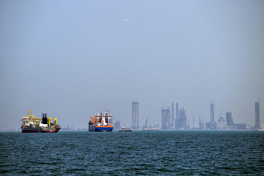 UAE 두바이 연안을 항해하는 상선 .jpg